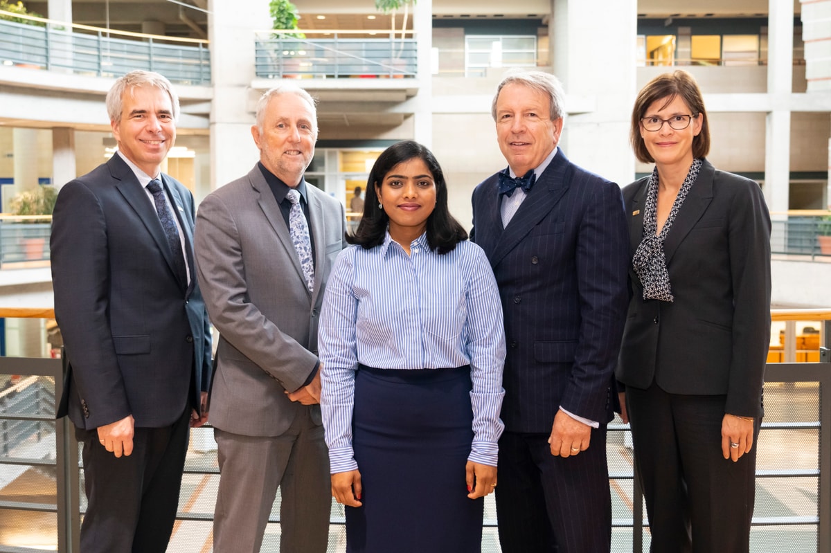 Étaient présents à la cérémonie de lancement de la Chaire de leadership en enseignement sur la conception en structures durables en aluminium (de gauche à droite): André Zaccarin, doyen de la Faculté des sciences et de génie (FSG), Mario Bouchard, sous-ministre adjoint aux industries stratégiques et aux projets économiques majeurs au ministère de l’Économie et de l’Innovation, Pampa Day, titulaire de la Chaire et professeure de la FSG, Jean Simard, président et chef de la direction de l’Association de l’aluminium du Canada, et Sophie D'Amours, rectrice de l'Université Laval.