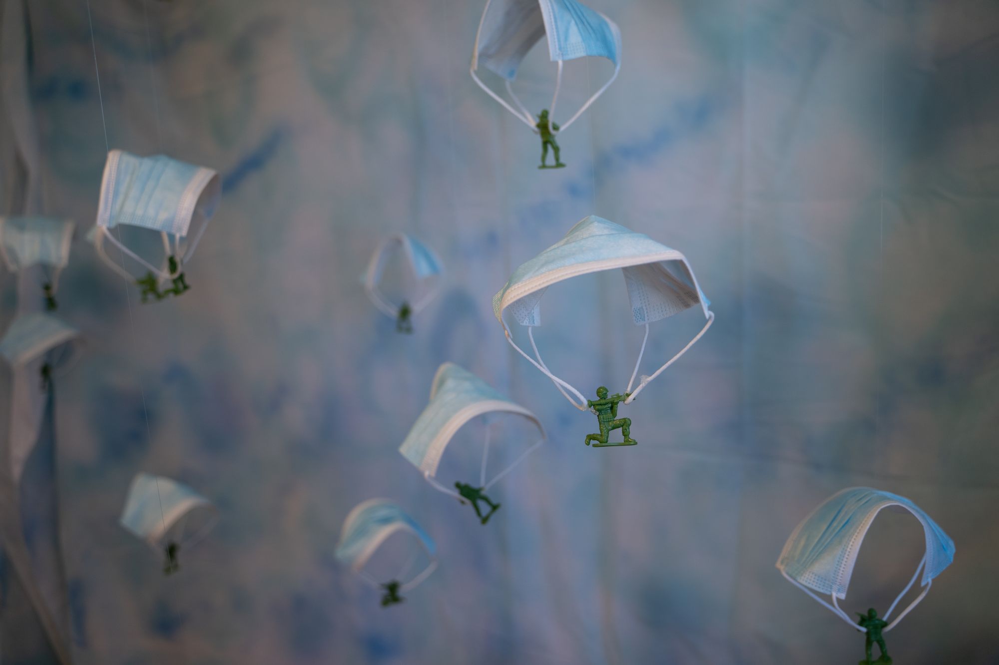 Les soldats en parachute, œuvre de Pierre Trudel