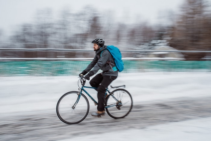 <p>Été comme hiver, Léo Lacour enfourche sa bicyclette pour ses déplacements quotidiens.</p>
