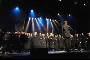 Pour clore la soirée, la chorale de Laval en spectacle, dirigée par Louis-René Rheault, a interprété trois chansons, dont La langue de chez nous d'Yves Duteil.