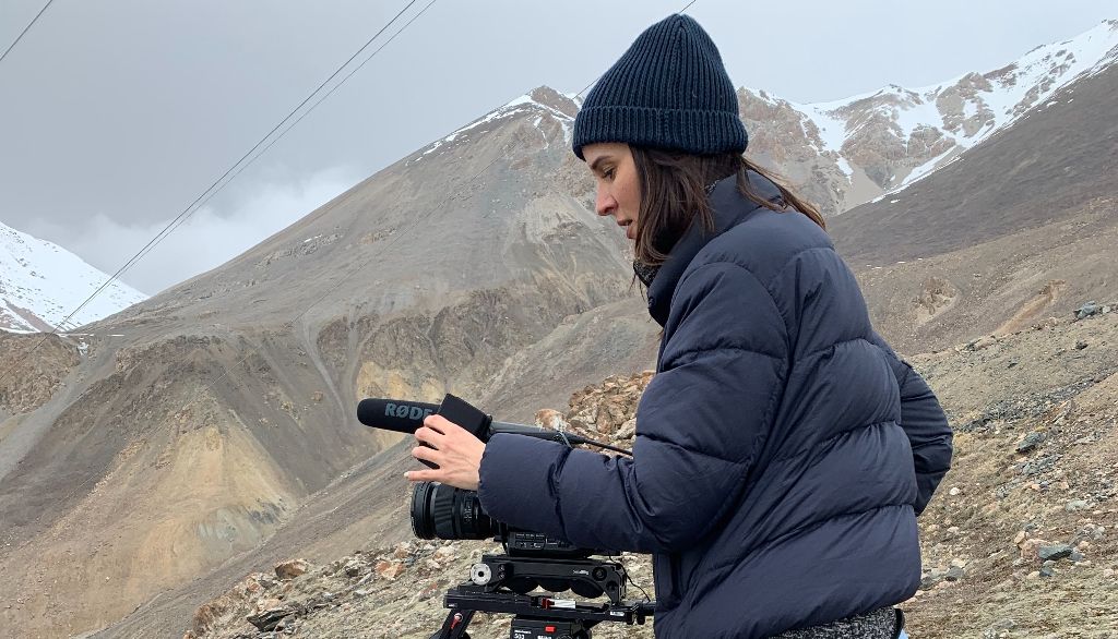 <p>Brigitte Noël au Kirghizistan lors du tournage du documentaire Kumtor. Selon la journaliste, être tenace, ne pas se contenter d’un refus, savoir prendre des risques, même défoncer des portes, voilà une série d’attitudes qui aident à faire sa place dans le métier.</p>