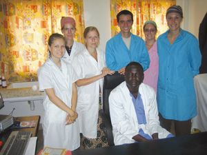 <p>À l'hôpital général de Thiès, Camille Beaulieu-Denault, Gabrielle Ostiguy, Christine Lavallière, Samuel Tétrault, Maryline Lemieux, étudiante en technique infirmière, et Andréanne Pinault-Reid entourent le chirurgien responsable des chirurgies en salle d'urgence.</p>