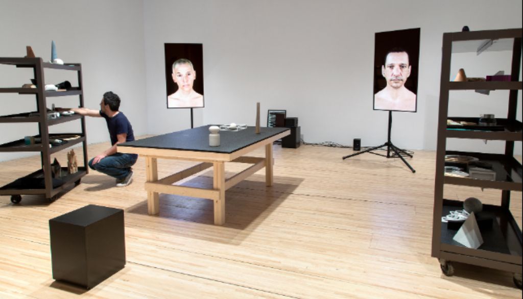 <p>L'installation <i>Les entretiens</i> a été créée en 2019 par Sébastien Cliche. Elle présente une discussion entre deux robots qui se questionnent, entre autres, sur les limites du langage et leur capacité à ressentir de l’anxiété. On y explore la thématique de l’intelligence artificielle et de ses représentations fantasmées.</p>