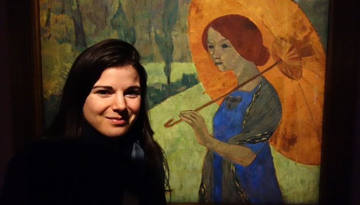 Claudie Maynard devant la toile Madame Sérusier à l'ombrelle de Sérusier, au Musée départemental Maurice Denis, à Saint-Germain-en-Laye.
