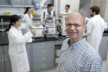 Plus d'une centaine de professeurs travaillent dans le domaine de l'eau sur le campus. On aperçoit ici Peter Vanrolleghem et son équipe dans un des laboratoires de CentrEau.