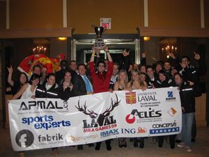 Entouré de la trentaine de membres de l'équipe de la Faculté des sciences de l'administration, le président de la délégation de la FSA, Jérémy Benoît, soulève la coupe des gagnants de l'édition 2008 des MBA Games lors de la clôture des compétitions, à Halifax, le 4 janvier.