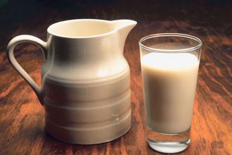 Plus de 50 % des femmes qui fréquentent la clinique du groupe de recherche ne consommeraient pas la dose de calcium quotidienne recommandée. Idéalement, le calcium devrait provenir d'aliments comme le lait écrémé ou partiellement écrémé.