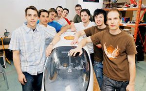 Une partie de l'équipe Alérion Supermileage, en atelier, au pavillon Pouliot: Étienne Cliche, Carl Tardif, Simon Coulombe, Charles-André Tremblay, Pierre-Yves Lafleur, David Vallée, Frédéric Laverdière-Dionne, Frederick Chan et Bruno Leduc.