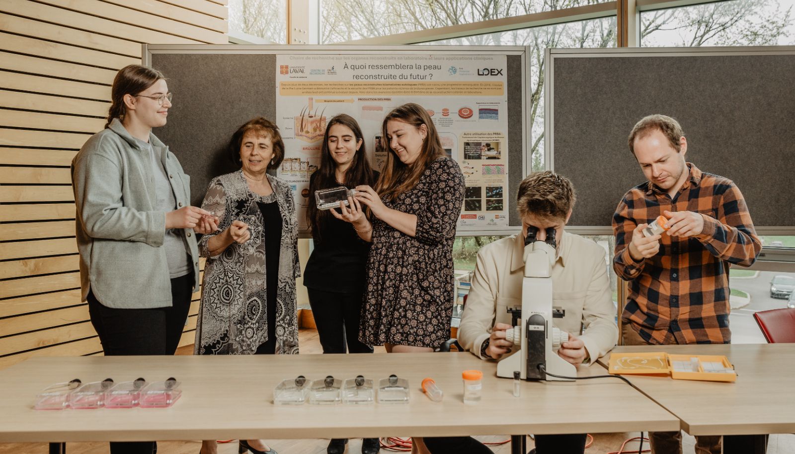 <p>Lucie Germain, titulaire de la Chaire de recherche sur les organes reconstruits en laboratoire, avec ses étudiantes et étudiants</p>
