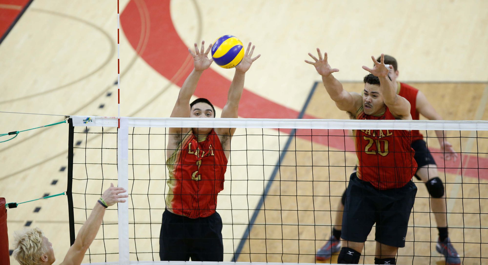 Ethan Ellison et Hugo Henderson, du club Rouge et Or volleyball.