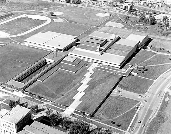 <p>Le PEPS et ses terrains sportifs environnants, tels qu'on pouvait les voir dans les années 1970.</p>