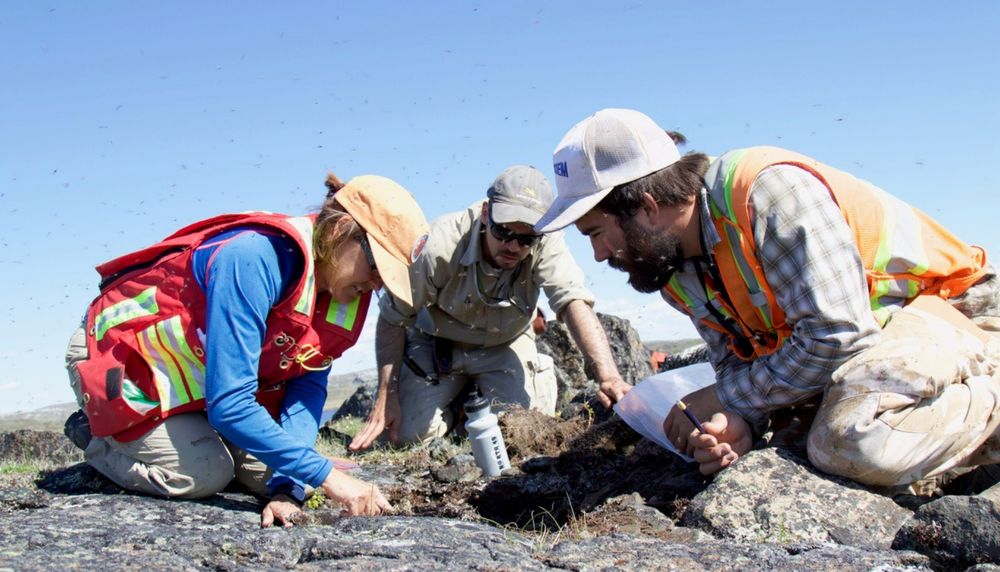 Travaux de terrain par les membres de l’équipe de recherche. De gauche à droite: Isabelle McMartin (Commission géologique du Canada), Olivier Coté-Mantha (Mines Agnico Eagle) et Nicolas Boulianne-Vershelden (étudiant).