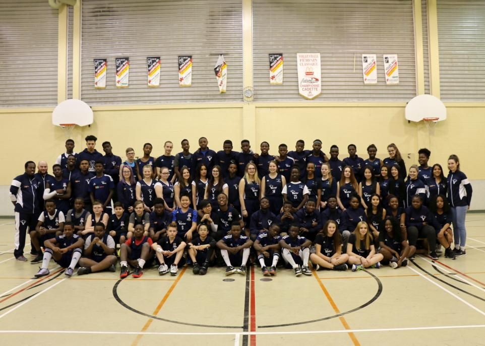 L'ensemble des élèves-athlètes soutenus par le programme DAM en 2016-2017 à l'école secondaire Vanier.