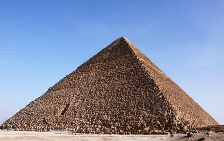 <p>Le professeur Maldague et ses collaborateurs concentreront leurs efforts sur la pyramide de Khéops. Les données qu'ils recueilleront par thermographie infrarouge pourraient révéler la présence de structures ayant servi à hisser les énormes blocs de pierre qui composent ce monument.</p>