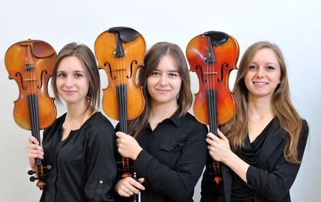 <p>Les trois jeunes violonistes, Samuelle, Roxanne et Audrey Michaud, donneront un concert en compagnie des altistes Chantal Masson-Bourque et Karina Laliberté le 12 novembre, à 19h30, à la salle Henri-Gagnon du pavillon Louis-Jacques-Casault.</p>