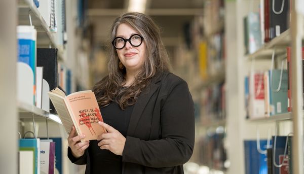<p>La professeure Marie-Ève Bradette est titulaire de la Chaire de leadership en enseignement des littératures autochtones au Québec. Elle a commencé à lire ce corpus lorsqu’elle a entrepris ses études doctorales en 2015. Le livre qu’elle tient entre ses mains s’intitule Kuei, je te salue: conversation sur le racisme, de Deni Yvan Béchard et Natasha Kanapé Fontaine.</p>
