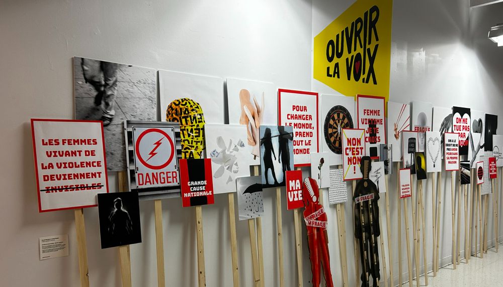 C’est par une manifestation que nous accueille l’exposition Ouvrir la voix: un mur de pancartes avec des images récoltées à travers la recherche avec le RAIV depuis une dizaine d'années.