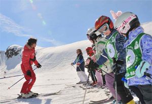 Les craintes entourant les forces de torsion engendrées sur le cou par le poids de la tête et du casque protecteur ne seraient pas fondées, même chez les jeunes skieurs.