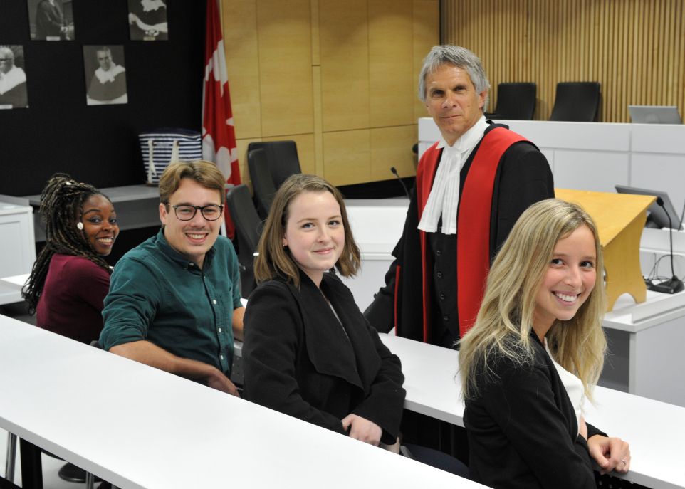 <p>Le juge Daniel Dumais a profité de son passage sur le campus pour discuter avec des étudiants de la Faculté de droit.</p>