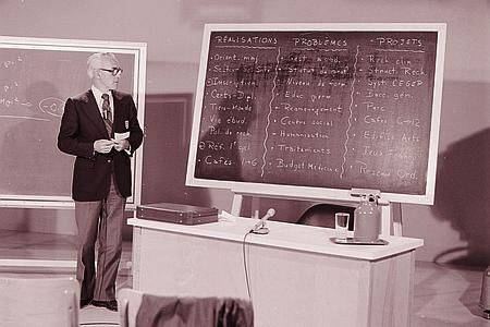 L'émission VIDUL, vous connaissez? Hé oui! L'Université Laval a déjà eu sa propre émission de télé. On aperçoit ici Larkin Kerwin, qui fut le premier recteur laïc de l'histoire de l'Université, présenter les objectifs pour l'année à venir. Professeur de physique à l'Université Laval de 1946 à 1989, Larkin Kerwin occupa le poste de recteur de 1972 à 1977, succédant ainsi à Mgr Louis-Albert Vachon, qui avait occupé cette fonction durant 12 ans.