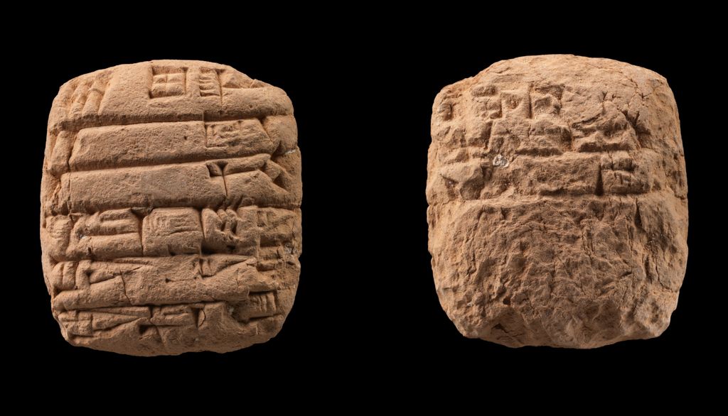La transcription de cette tablette de 4,1 cm de hauteur, de 3,6 cm de largeur et de 1,1 cm de profondeur se lit comme suit: 6 moutons, 2 agneaux et 1 chèvre ont été reçus par Sidu de Ur-Eninnu via Ur-Mes. 4e mois, 4e année de Shulgi