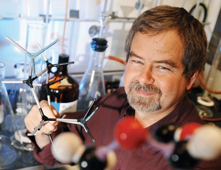 Normand Voyer, responsable scientifique de Nano4Laval: «La diversité de notre équipement se prête bien aux projets transdisciplinaires».