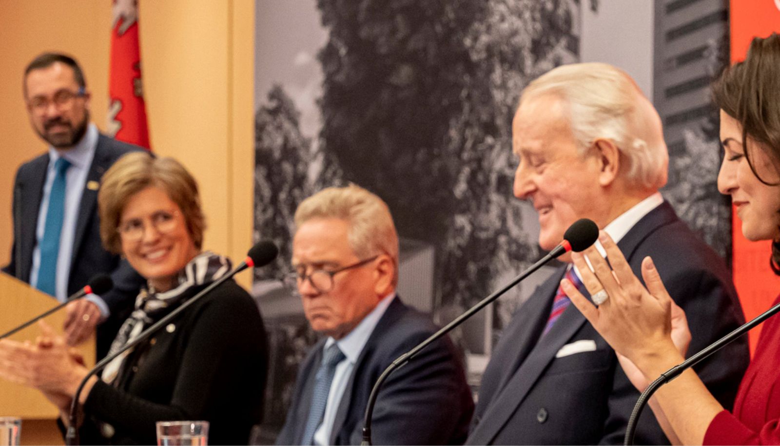 <p>Le vice-recteur aux affaires internationales et au développement durable François Gélineau, la rectrice Sophie D'Amours, Jean Raby, Brian Mulroney et Olga Farman lors du coup d'envoi de la Campagne majeure du Carrefour international Brian-Mulroney, en octobre 2022.</p>