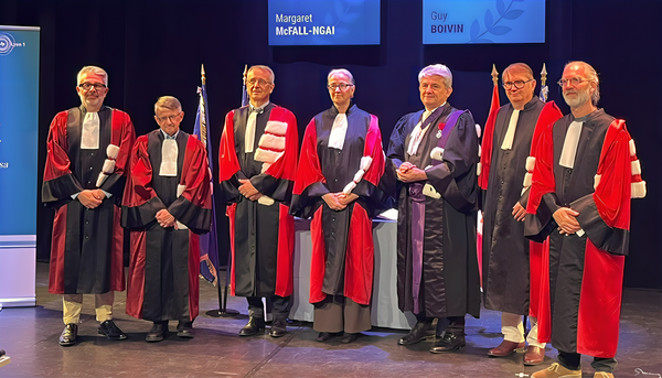<p>Guy Boivin (deuxième à partir de la gauche) entouré de dignitaires lors de la remise de son doctorat <i>honoris causa</i>.</p>
