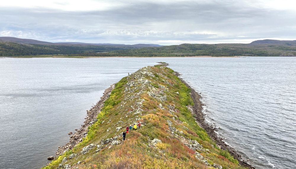 Dans cette vue spectaculaire du Mushuau-nipi, quelques participants au séminaire nordique explorent une longue bande de terre qui entre dans la rivière George.