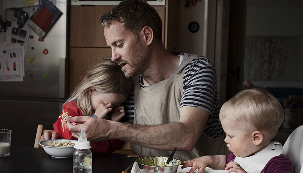 Le photographe Johan Bävman est allé à la rencontre de pères suédois en congé parental de plus de six mois.