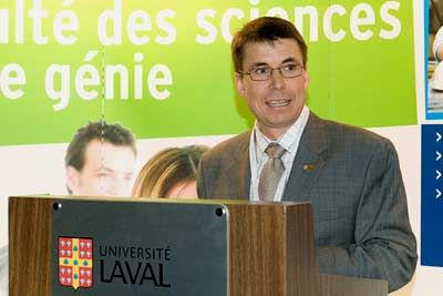 Guy Gendron, doyen de la FSG: «Grâce à cette nouvelle formule de stages, la Faculté des sciences et de génie consolide sa position de leader en matière de formation de personnel hautement qualifié et démontre son écoute envers les attentes des employeurs qui embauchent nos finissants».