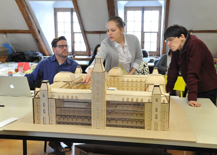 Entre autres projets qu'il a menés ces dernières années avec ses étudiants, François Dufaux (à gauche) s'est intéressé aux façons de valoriser la cour intérieure du Parlement du Québec comme espace public.