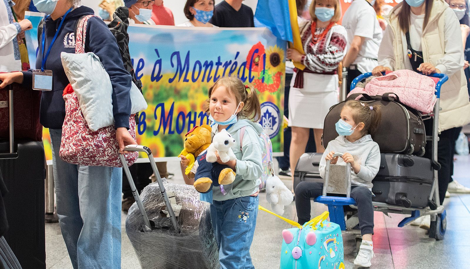 Entre le 17 mars 2022 et le 1er avril 2024, environ 300 000 personnes déplacées sont arrivées d’Ukraine au Canada. Ici, deux enfants dont la famille a atterri à l’aéroport international Montréal-Trudeau, où attendait un comité d’accueil.