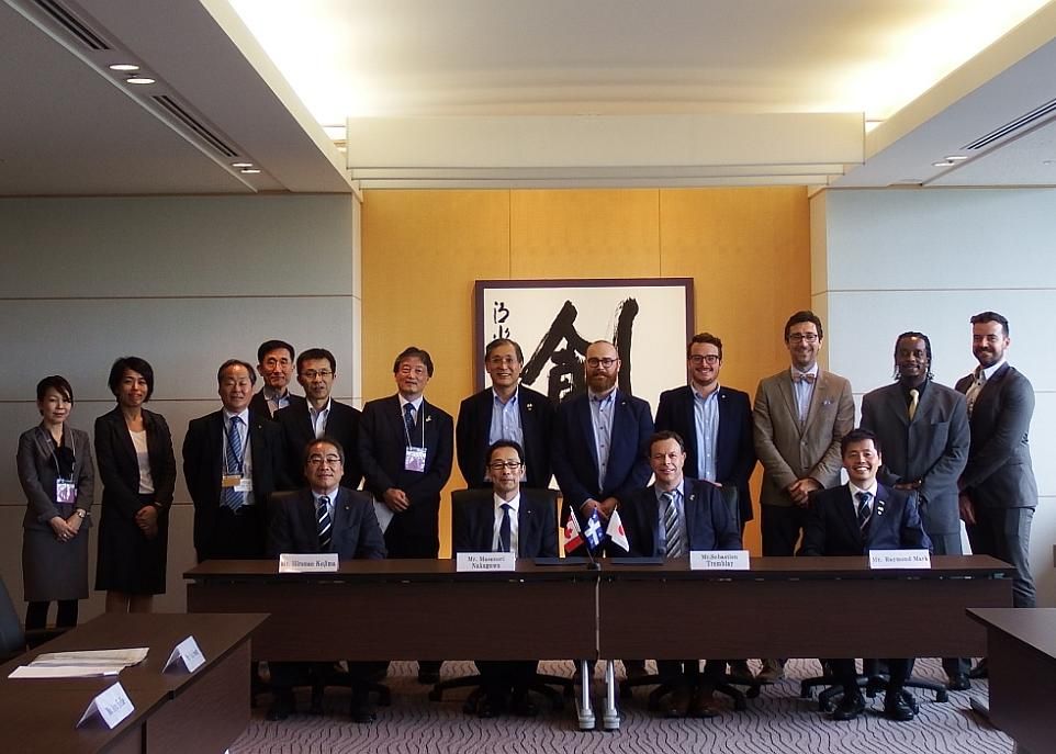 Plusieurs personnes étaient présentes lors de la signature du protocole d'entente à Kyoto. Quatre d'entre elles proviennent de l'Université Laval. L'UMRsu était représentée par son directeur, Sébastien Tremblay, son coordonnateur d'opérations, Mathieu Grégoire, et son conseiller au développement international, Samuel Fournier. Il y avait aussi le vice-doyen de la Faculté de foresterie, de géographie et de géomatique, Stéphane Roche.