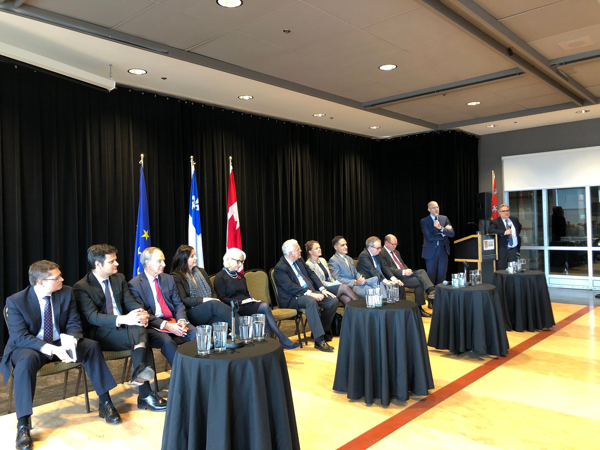 <p>Les ambassadeurs de l’Union européenne et de ses États membres au moment de leur conférence à l’Université Laval.</p>