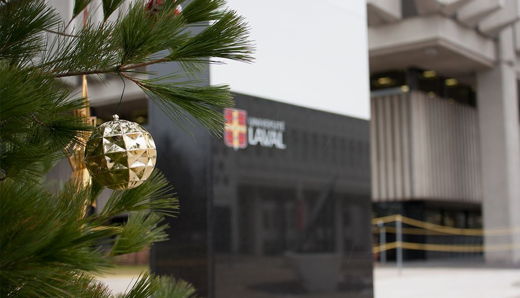 Décorations de Noël sur le campus de l'Université Laval.