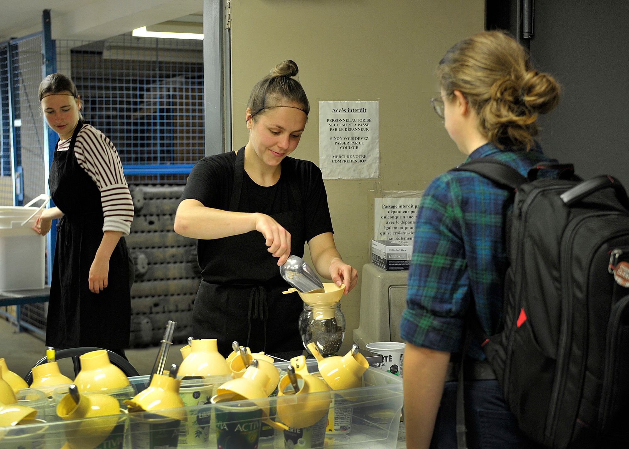 <p>Uni-Vrac offre à sa clientèle des aliments sains et nutritifs en vrac au sein même de la communauté universitaire. On voit ici Mallory Roy, au service client, et Catherine Lebrun, en arrière-plan. Elles font toutes les deux partie du groupe étudiant à l'origine de l'OSBL.</p>