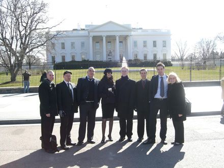 En face de la Maison-Blanche à Washington: Jean-Luc Plourde, Gabriel Lacroix-Dufour, Jean-Philippe Doré, Myriem Aboutaher, Alexandre Ruel-Bourassa, Gabriel Tremblay-Giroux, Gabriel Laflamme et Émilie Carrier.