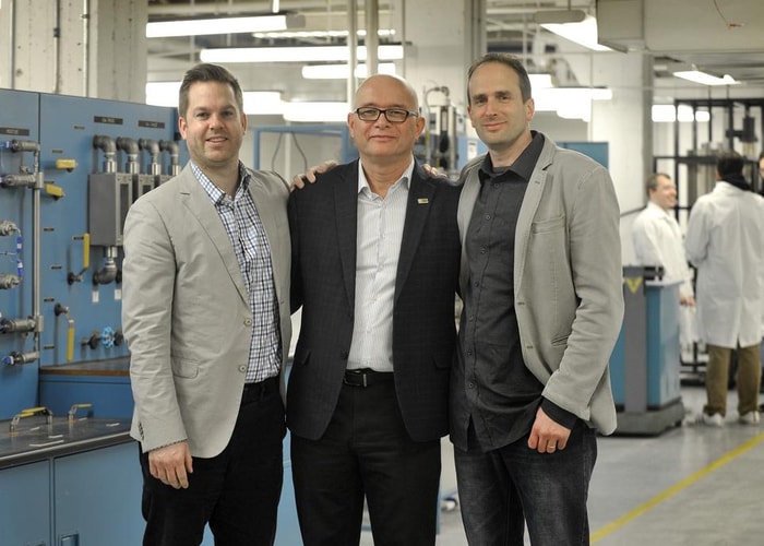 François-Thomas Michaud, président de Feldan Therapeutics, Alain Garnier, professeur et vice-doyen de la Faculté des sciences et de génie, et Bruno Gaillet, professeur et directeur du Département de génie chimique.