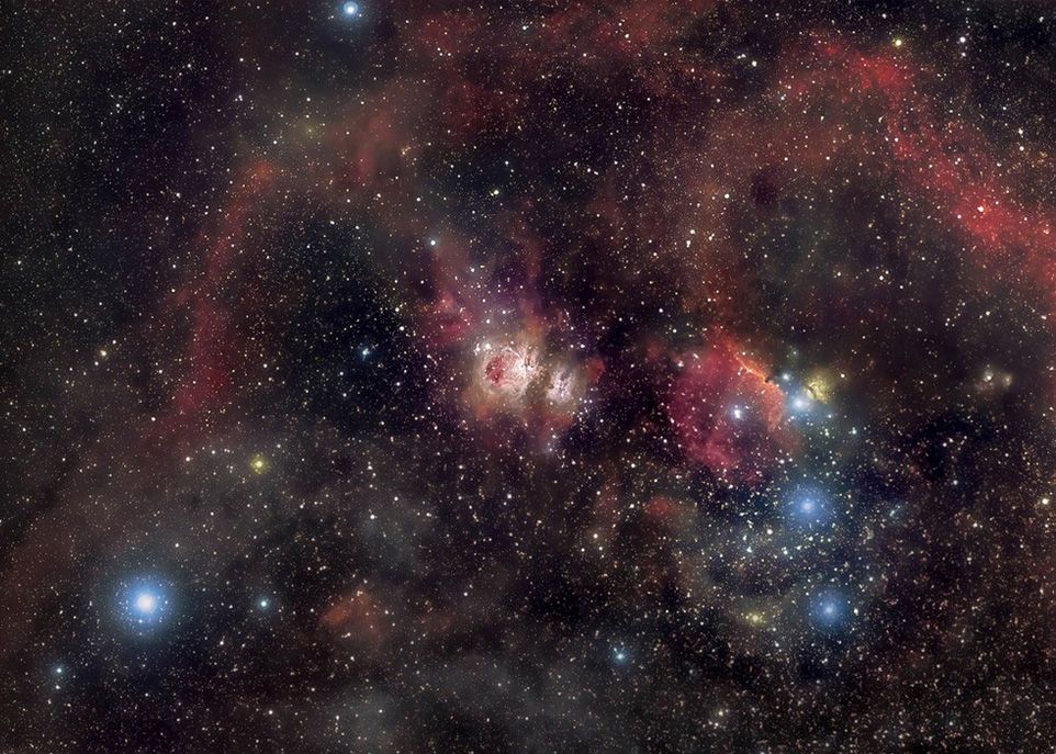 La partie centrale de la constellation d'Orion montre des étoiles massives à différentes étapes de leur vie. La zone blanchâtre située au centre de l'image est la nébuleuse d'Orion, une région où se trouvent des étoiles très jeunes. Plus à droite, les trois étoiles sur une même ligne verticale – Alnitak, Alnilam et Mintaka – sont en milieu de vie. Dans le coin inférieur gauche se trouve Rigel, une étoile très brillante dont la vie tire à sa fin. Enfin, le nuage rougeâtre situé en périphérie est formé par la matière expulsée lors de l'explosion d'une étoile massive.