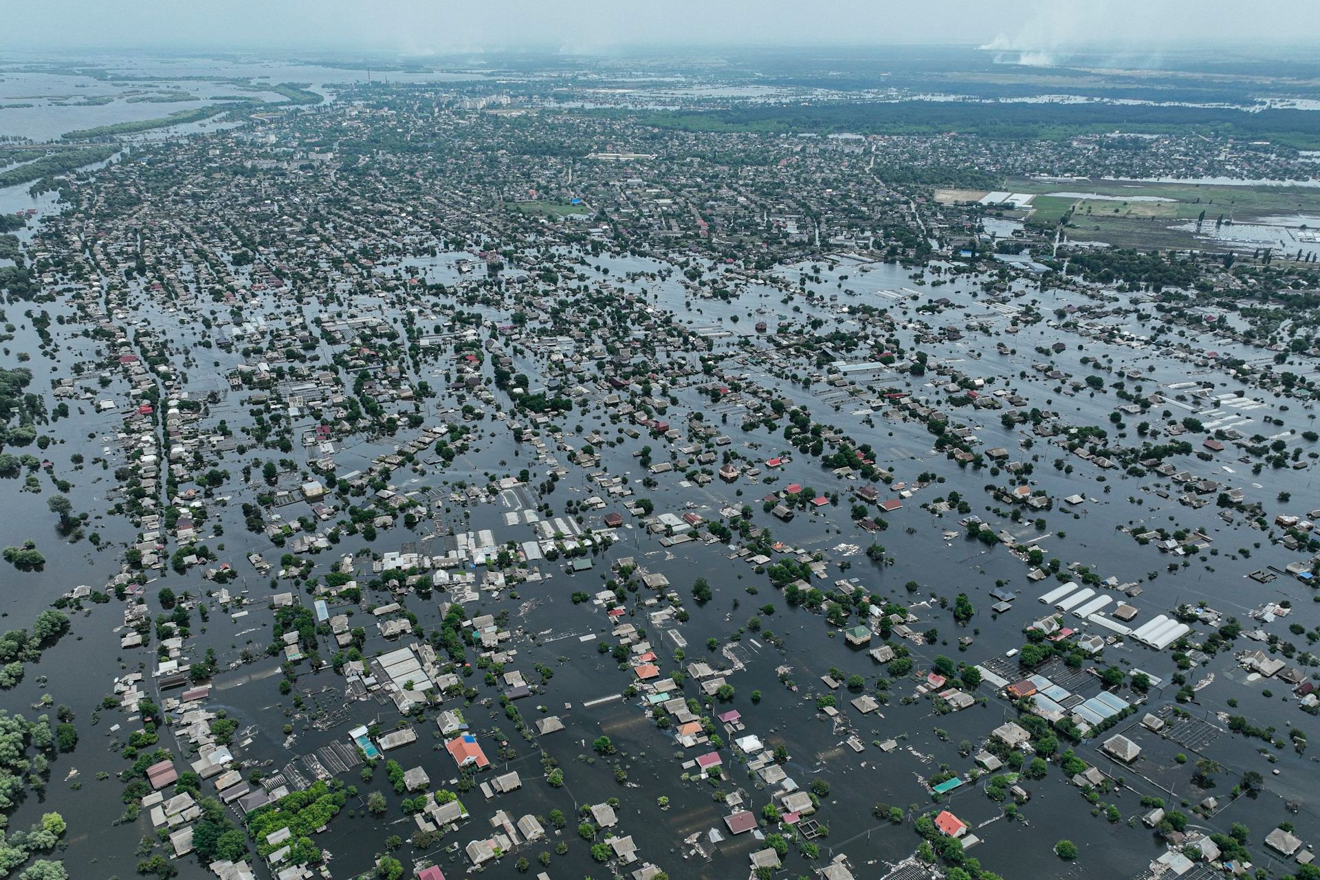 Des maisons inondées dans la ville d'Oleshky, en Ukraine, le 10 juin 2023. Les inondations ont suivi l'explosion catastrophique qui a détruit le barrage de Kakhovka dans la région méridionale de Kherson.