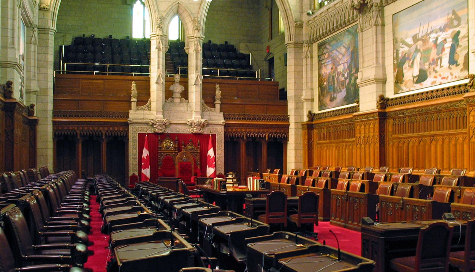 <p>La Chambre du Sénat, dans l’édifice du Centre actuellement en rénovation. Dans cette chambre haute de la démocratie parlementaire au Canada, 105 sénateurs examinent les projets de loi de la Chambre des communes.</p>
