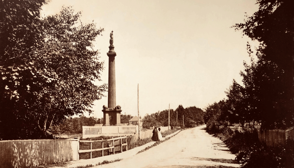 Photographie du monument des Braves en 1870. Ce monument commémoratif est situé dans le quartier Montcalm, près du chemin Sainte-Foy à Québec. Il rend hommage aux combattants de la bataille de Sainte-Foy, remportée en 1760 par les troupes françaises dirigées par le chevalier de Lévis.
