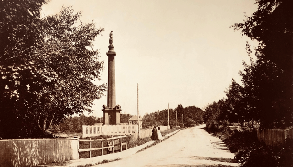 <p>Photographie du monument des Braves en 1870. Ce monument commémoratif est situé dans le quartier Montcalm, près du chemin Sainte-Foy à Québec. Il rend hommage aux combattants de la bataille de Sainte-Foy, remportée en 1760 par les troupes françaises dirigées par le chevalier de Lévis.</p>