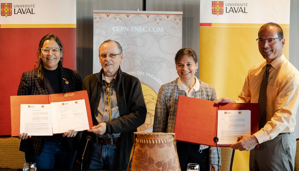 <p>Michèle Audette, John Martin, Cathia Bergeron et Denis Gros-Louis ont signé l'entente pour monter le plan d’affaires de ce nouveau pôle universitaire, le lundi 12 décembre, à l'Université Laval.</p>