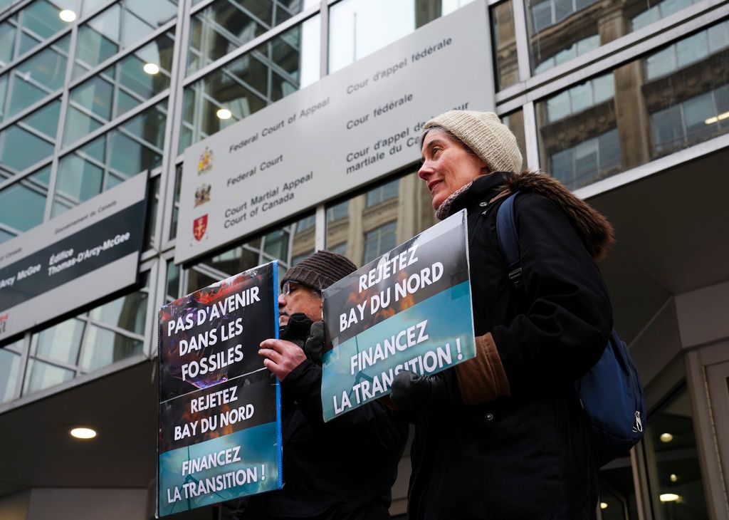 La Fondation Sierra Club Canada et le Conseil des Canadiens manifestent en solidarité contre le projet de forage pétrolier Bay du Nord devant la Cour fédérale d’Ottawa, le 1ᵉʳ mars 2023.