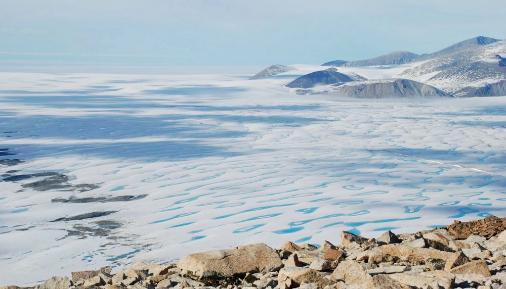 La plateforme de glace Milne, avant sa rupture. Au large, la zone de glace pluriannuelle qui abrite les habitats glaciaires essentiels à la survie de nombreuses espèces de l'Extrême-Arctique et au mode de vie traditionnel inuit.