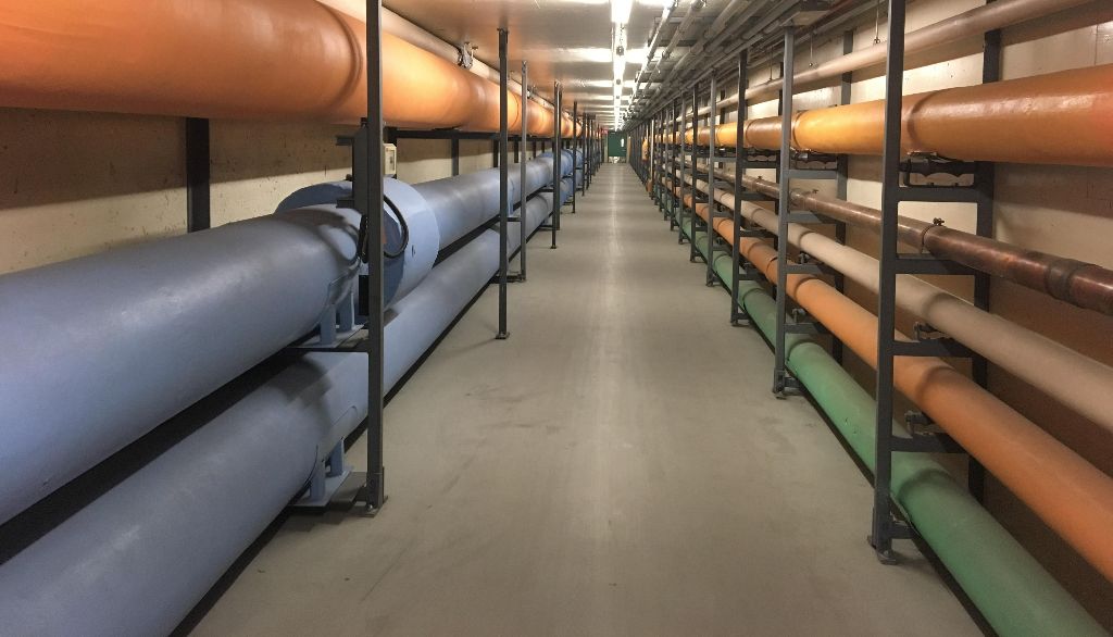 <p>L'un des objectifs de la Stratégie est de décarboniser son réseau urbain d'énergie, soit de réduire ses émissions de gaz à effet de serre. Ce réseau essentiellement souterrain, composé de 7 kilomètres de couloirs de piétons et de tunnels de service, alimente les pavillons par deux centrales de production d'énergie.</p>