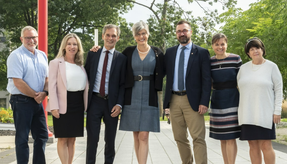Sophie D'Amours, rectrice de l'Université Laval, au centre, entourée de son équipe, René Lacroix, Eugénie Brouillet, André Darveau, à gauche, François Gélineau, Cathia Bergeron et Monique Richer, à droite.