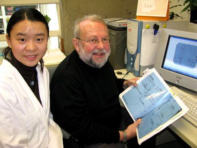 L'une des auteurs de l'étude, Li Zhou, de l'Université Huazhong de sciences et technologie en Chine, qui termine un stage de trois mois à l'Université Laval, et le professeur Robert Tanguay.